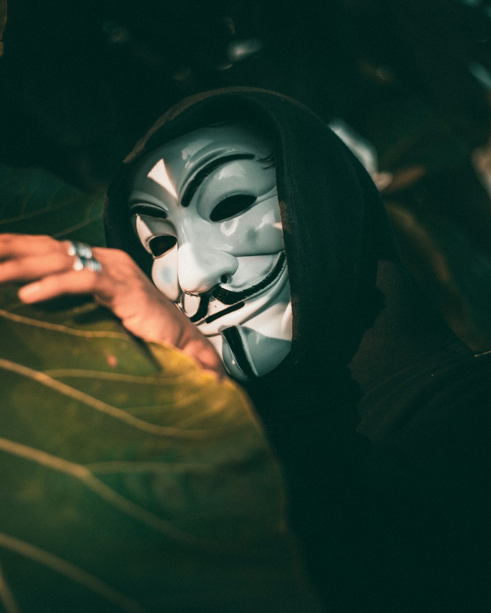 Tacón nativo Imperio Foto Persona con máscara en blanco y negro – Imagen Persona gratis en  Unsplash