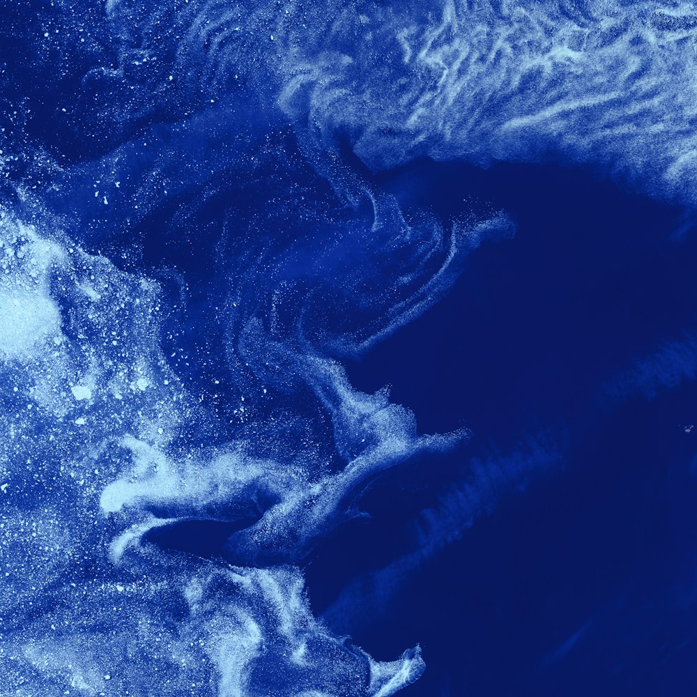 onde blu e bianche dell'oceano