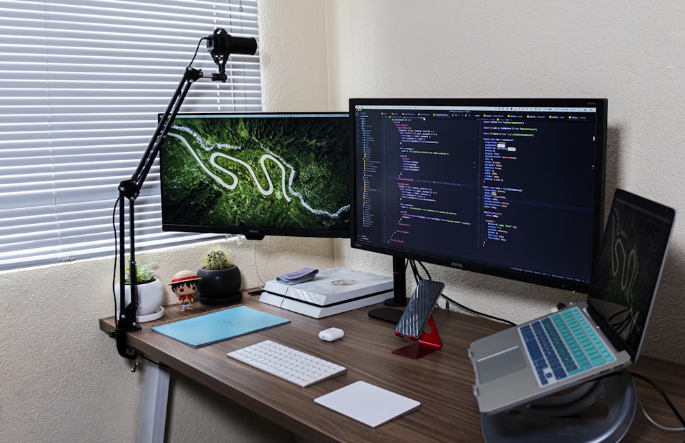 Monitor de computadora de pantalla plana negro sobre escritorio de madera marrón