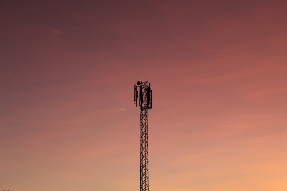 silhouette de la tour au coucher du soleil