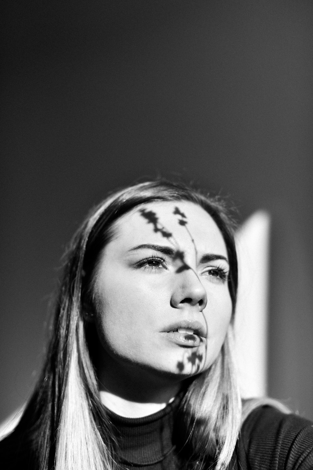 Graustufenfoto einer Frau mit Gesichtsbemalung