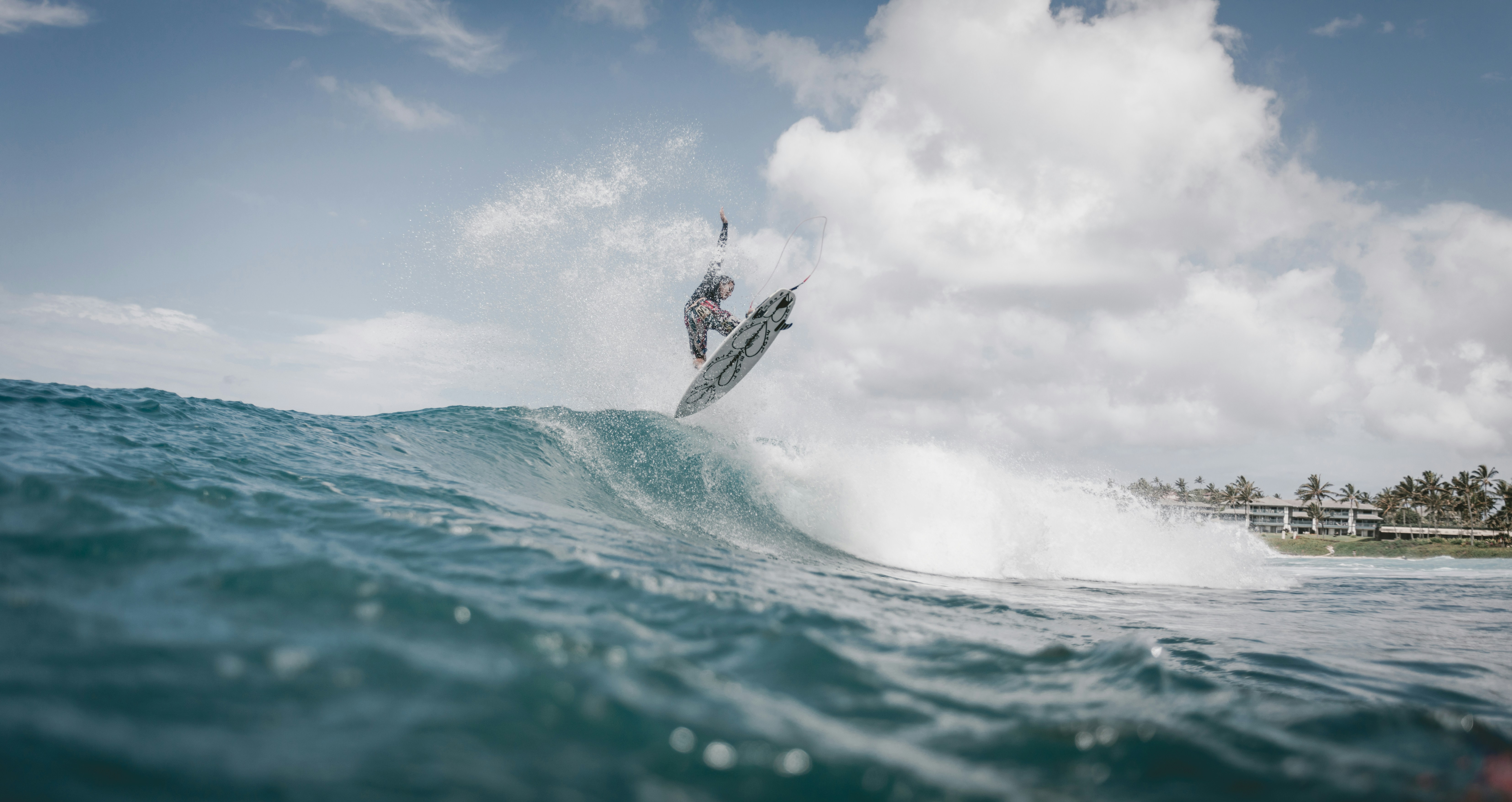 昼間に海の波でサーフィンをする人の写真 Unsplashで見つけるグレーの無料写真