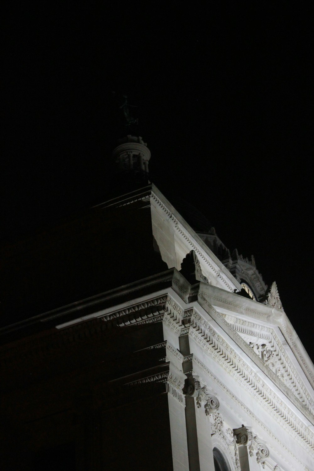 Edificio de hormigón blanco durante la noche