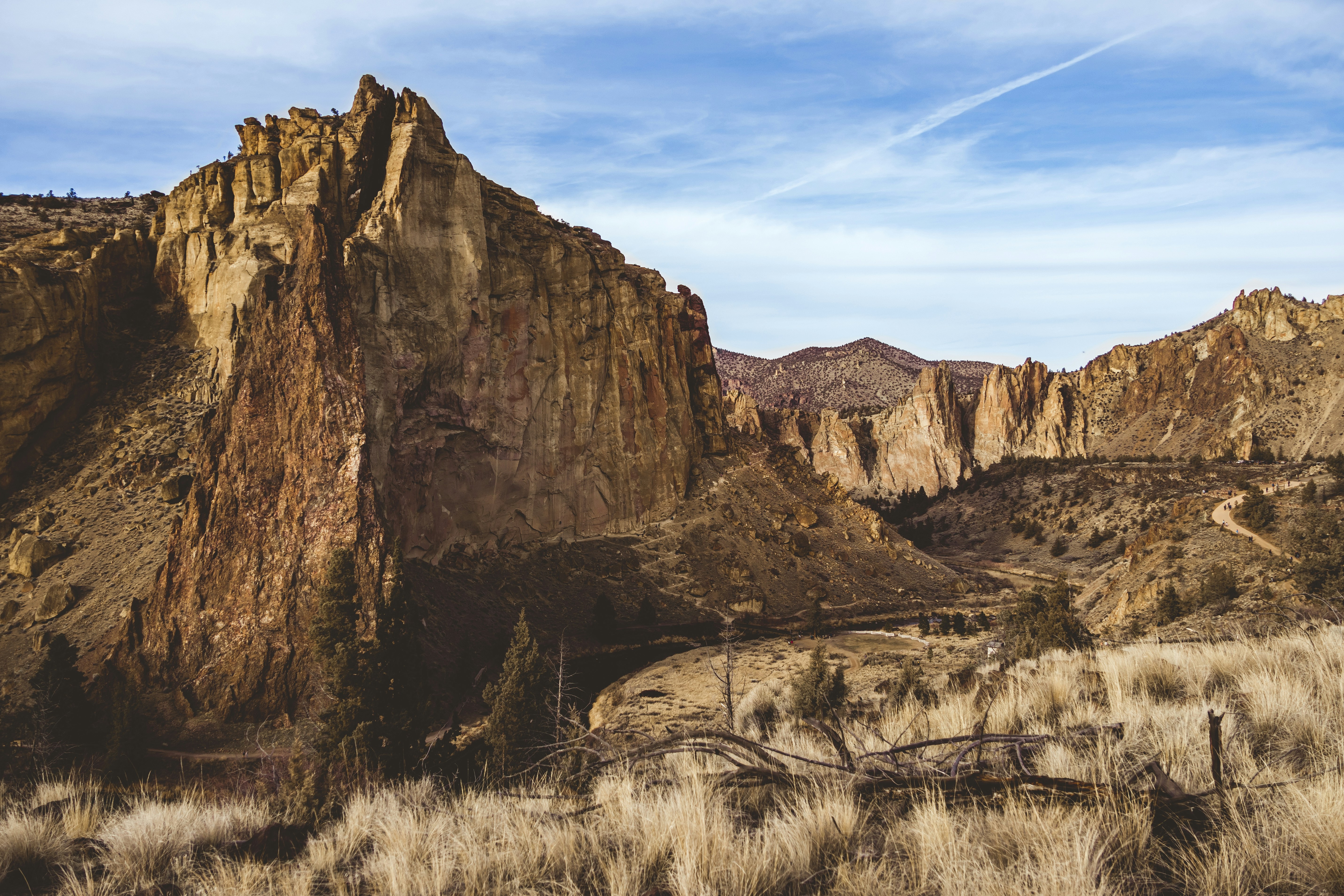 Montaña rocosa marrón bajo el cielo azul durante el día