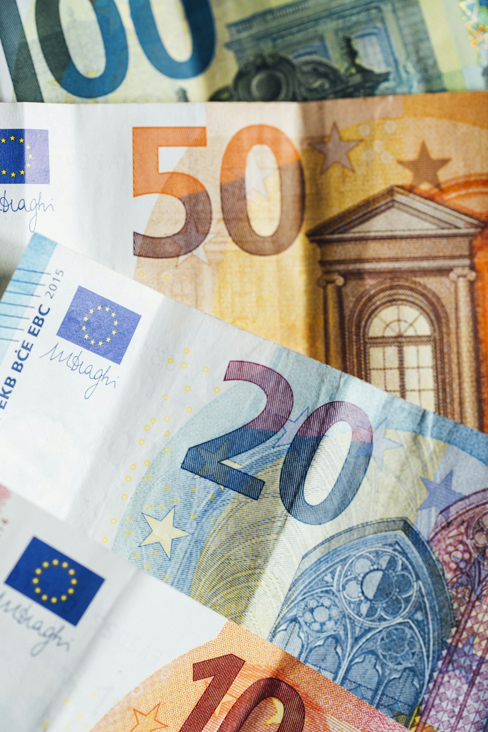 Banconota da 20 euro su tavolo di legno marrone
