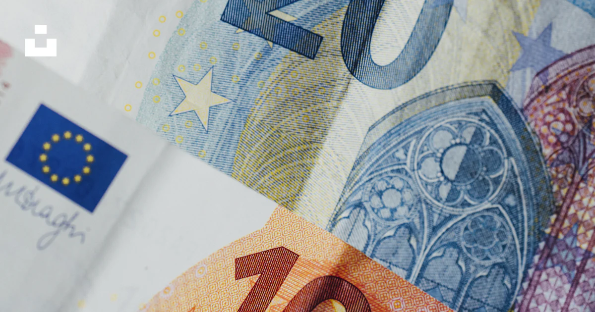 Geld 20 20-Euro-Schein auf braunem Holztisch Foto – Kostenloses Bild zum Thema ...