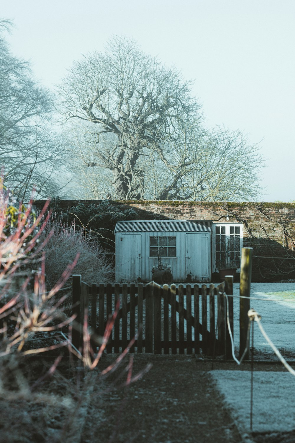 Weißes Holzhaus in der Nähe eines Gewässers während des Tages