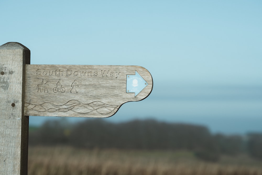 Signalétique en bois brun pendant la journée