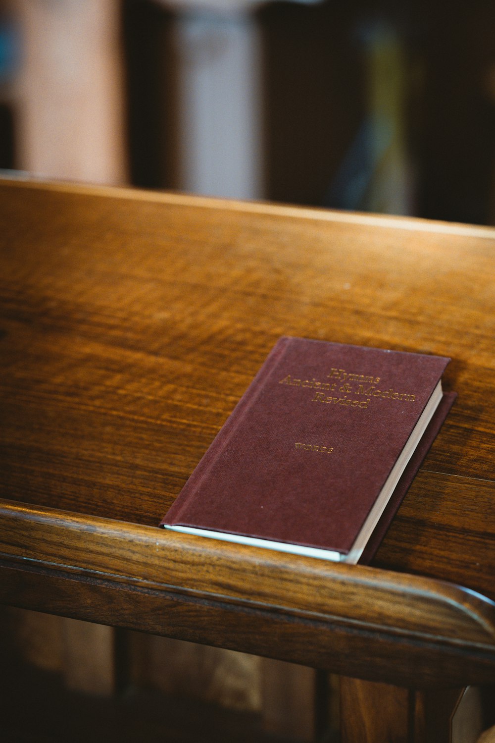 braunes und weißes Buch auf braunem Holztisch