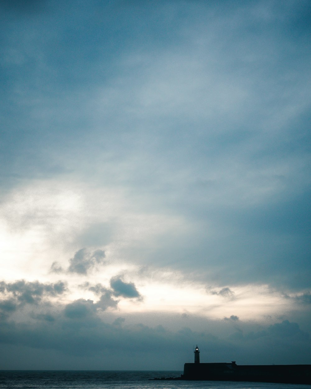 Weiße Wolken und blauer Himmel am Tag