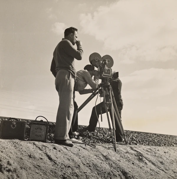 Equipo cinematográfico trabajando con una cámara de cine