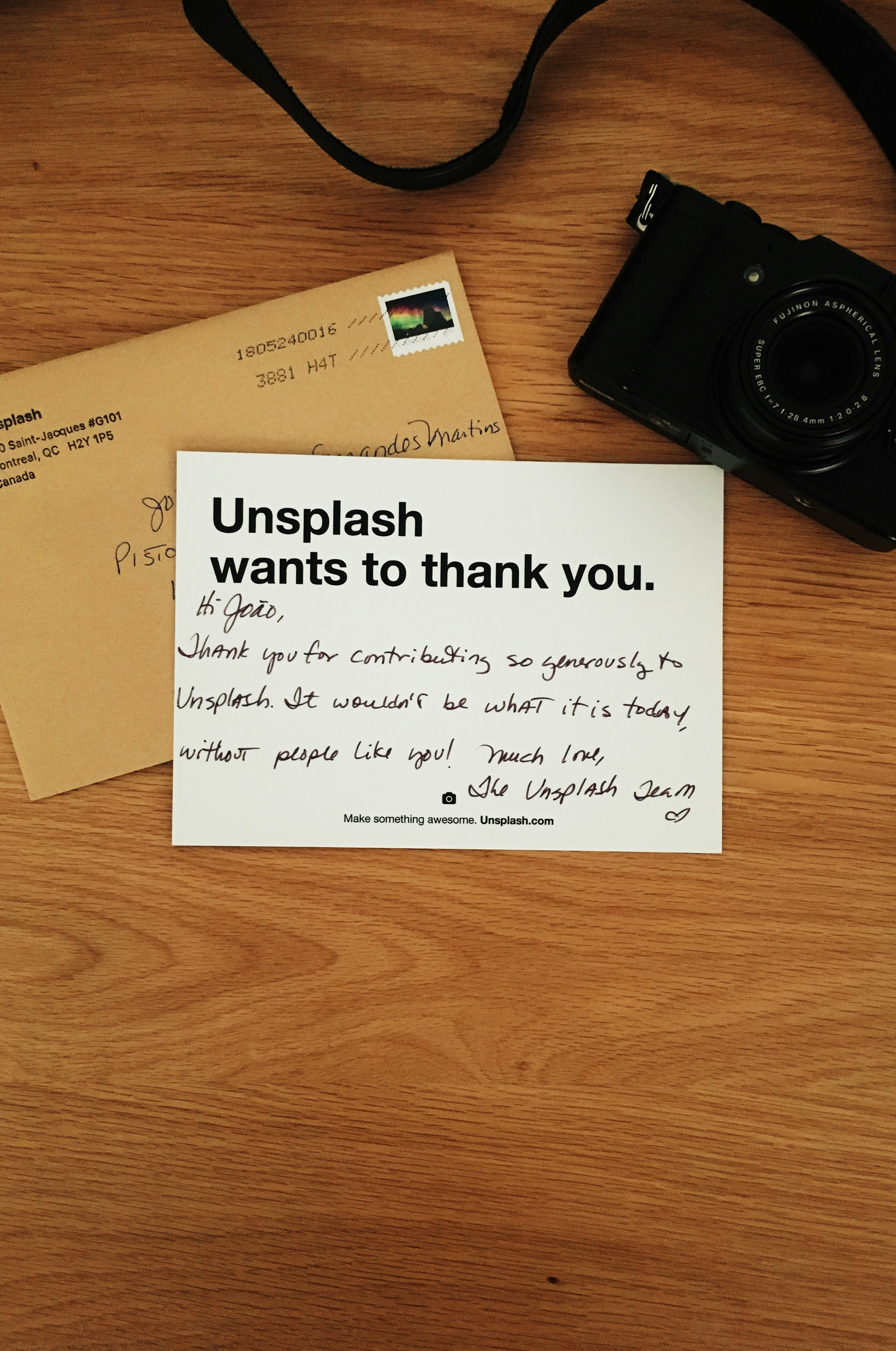 Schwarze Kamera neben braunem Umschlag