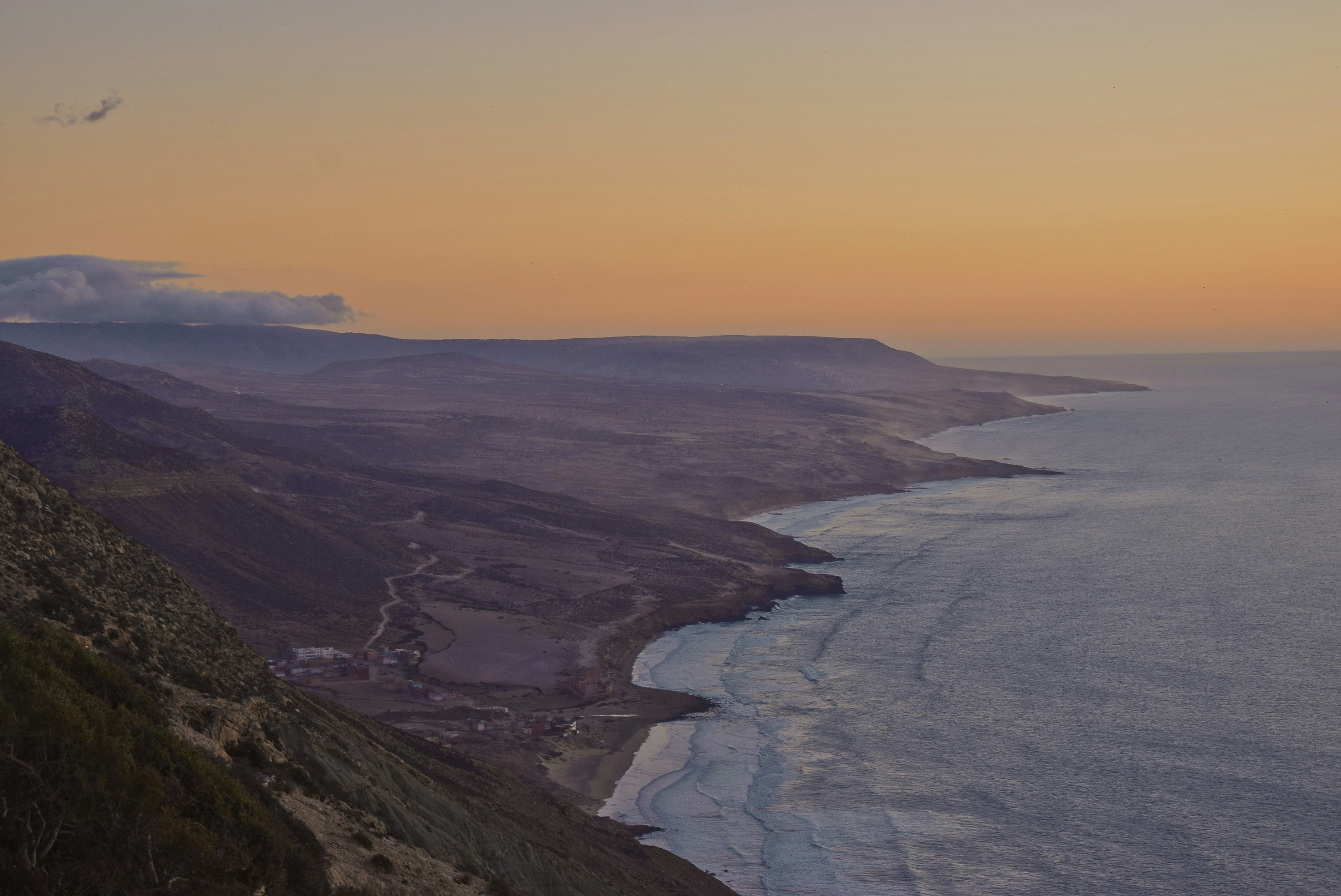 Luftaufnahme der grünen Berge und des Flusses bei Tag