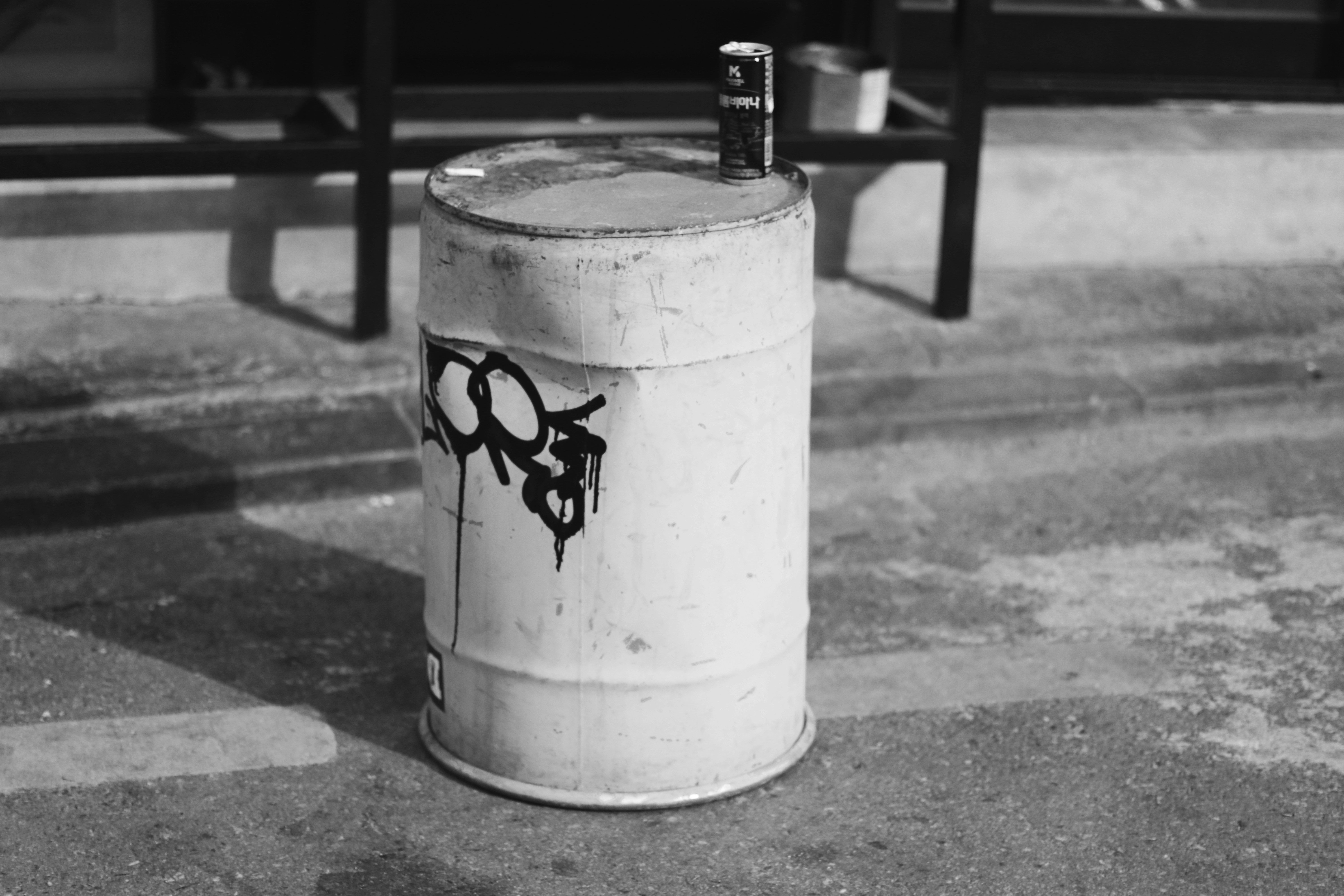 내가 눈 떴을 때 때는 바야흐로 봄이었다. 대지는 척박하고 바람은 거칠었다. 뿌리를 잘못 내린 듯 아무도 축복하지 않았지만 그래도 봄은 아름다웠다.

/뮤지컬 팬레터, 내가 죽었을 때