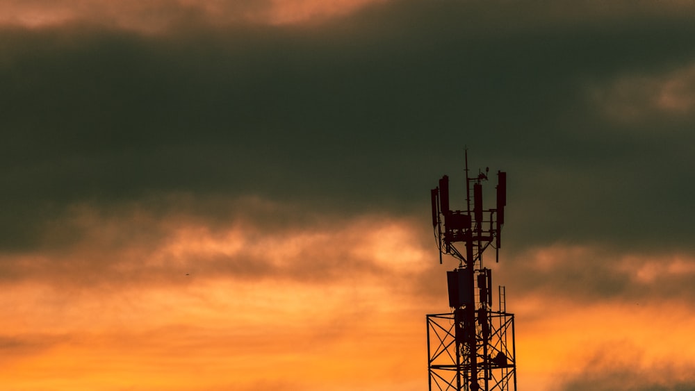 Silhouette des Turms bei Sonnenuntergang