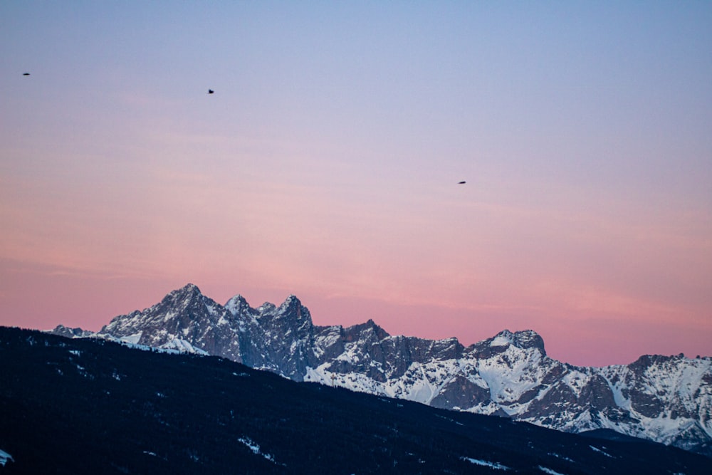 montanha coberta de neve durante o dia