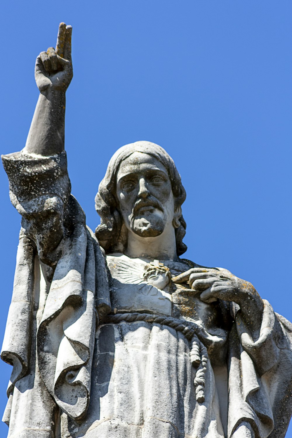 Estatua de hormigón gris bajo el cielo azul durante el día