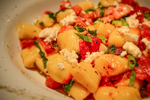 Bieten-gnocchi met geitenkaas en rucola — receptfoto