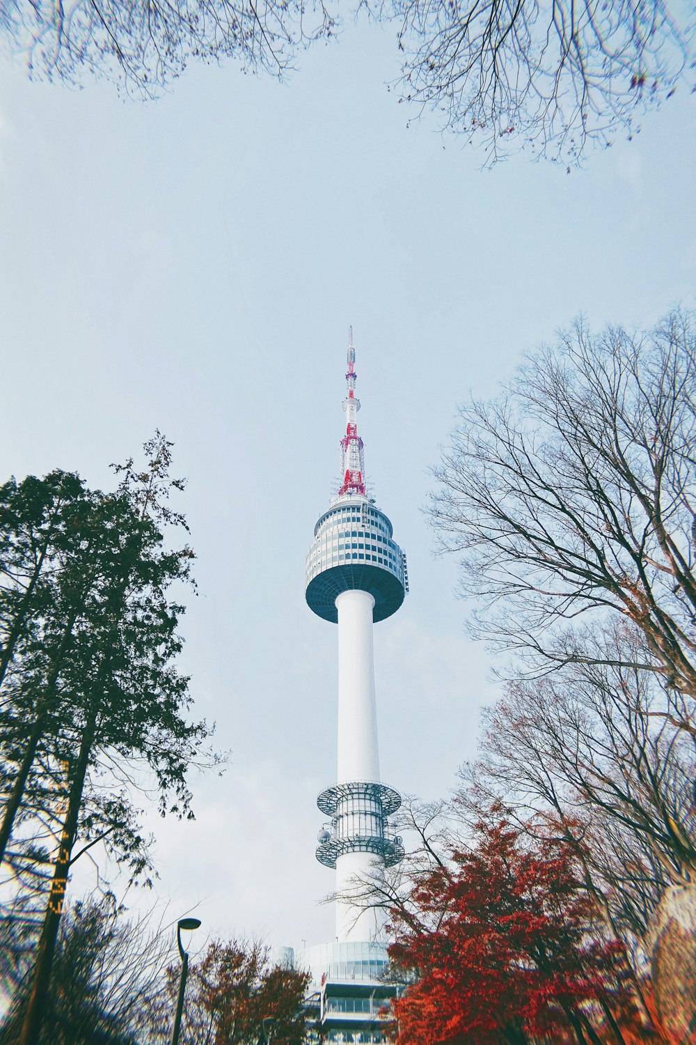 Weißer und roter Turm unter weißem Himmel