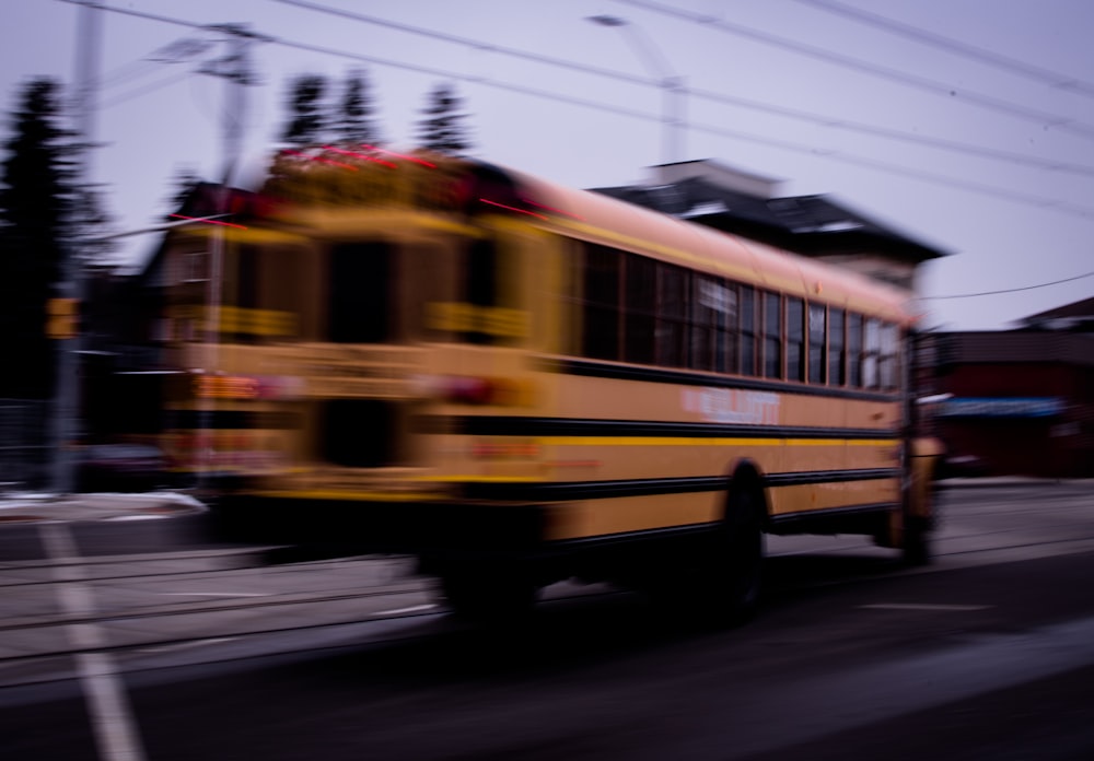 ônibus escolar amarelo na estrada durante o dia