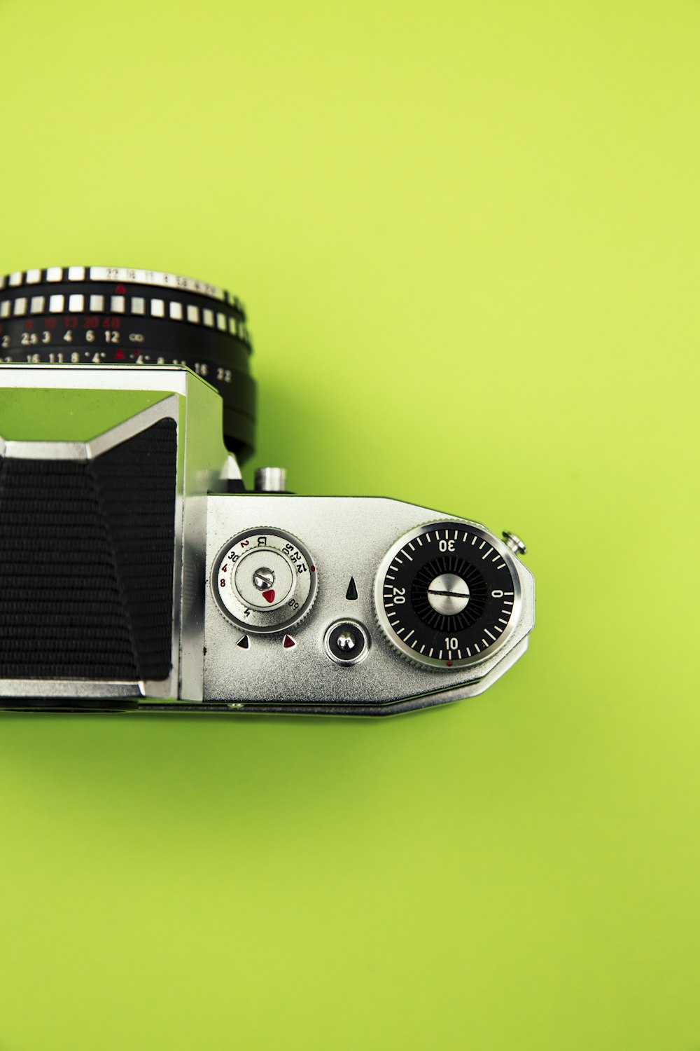 Fotocamera nera e argento su superficie verde