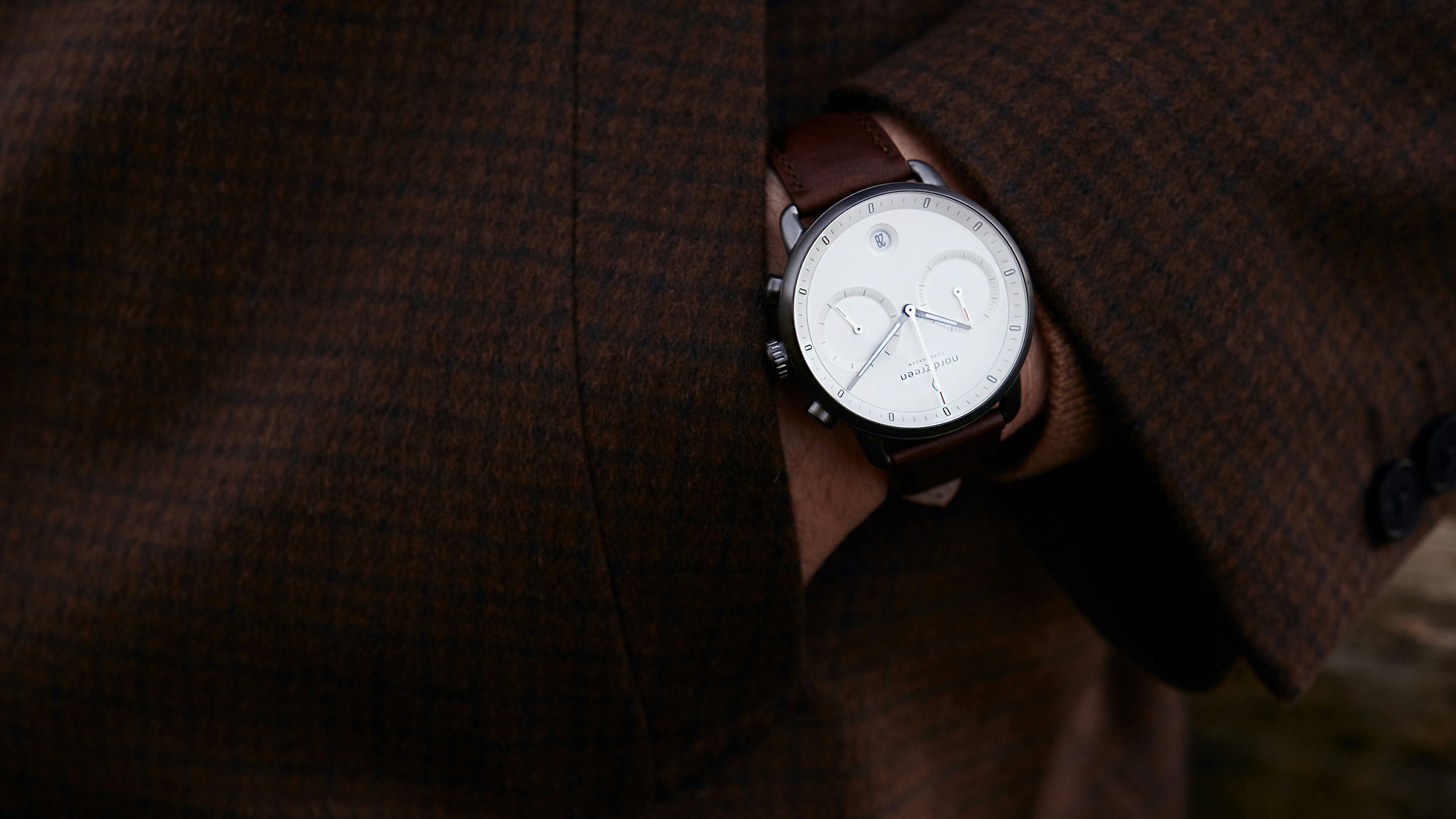 silberne und weiße Analoguhr