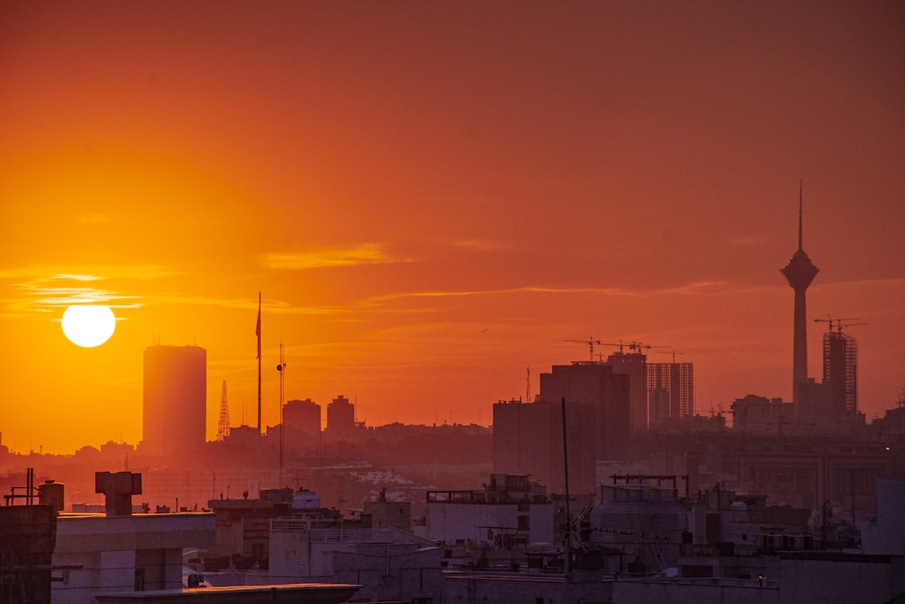 Horizonte de la ciudad durante la puesta de sol naranja