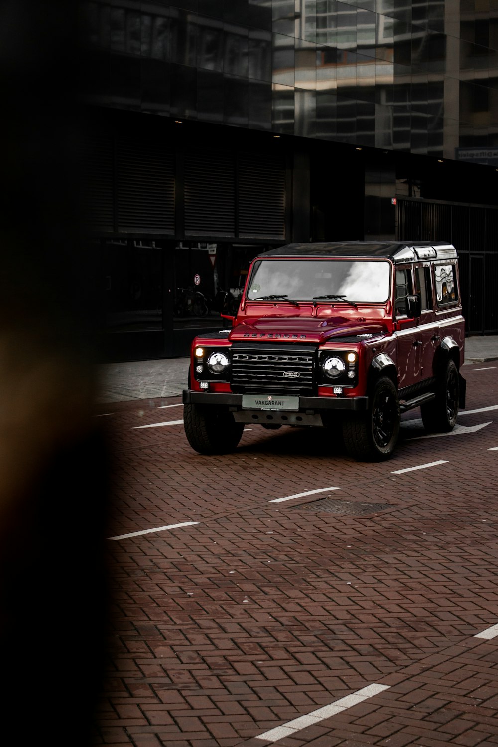 Jeep Wrangler rouge sur la route pendant la journée