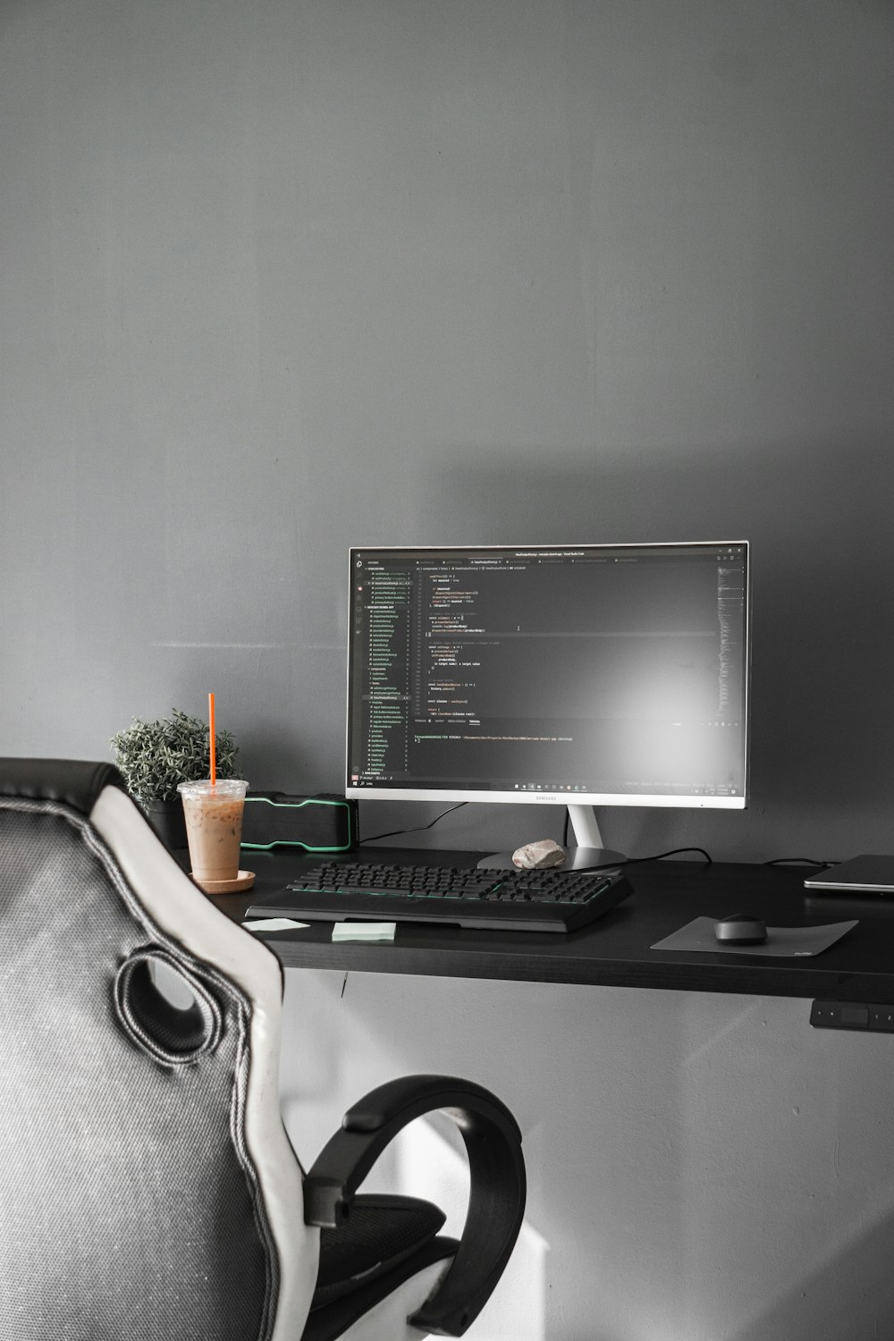 monitor de computadora de pantalla plana negra en un escritorio de madera negra