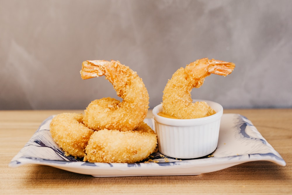 Pollo frito en plato de cerámica blanca