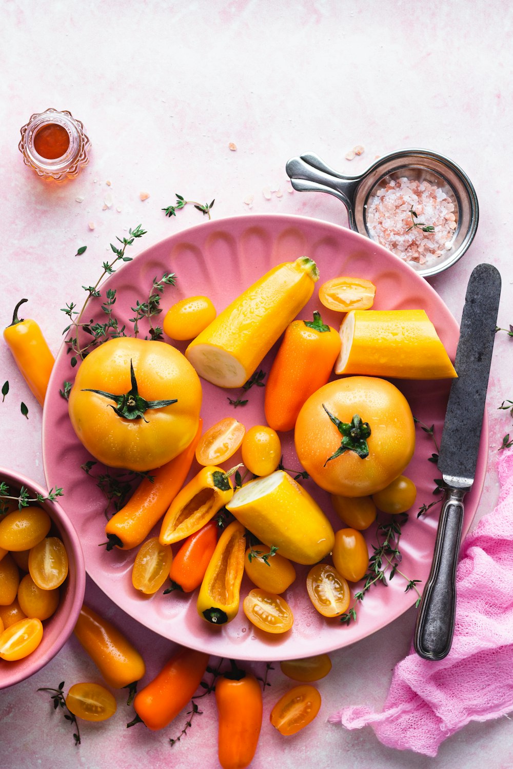 sliced orange fruit on purple plate