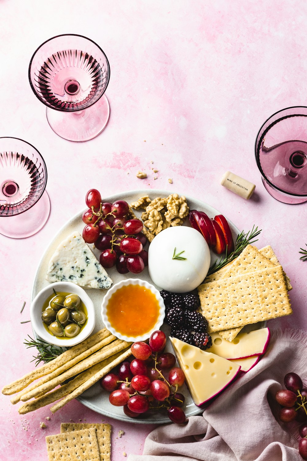 fromage tranché sur assiette en céramique blanche