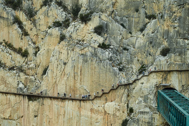 Trappen en loopbrug tegen de rotswand van de Caminito del Rey