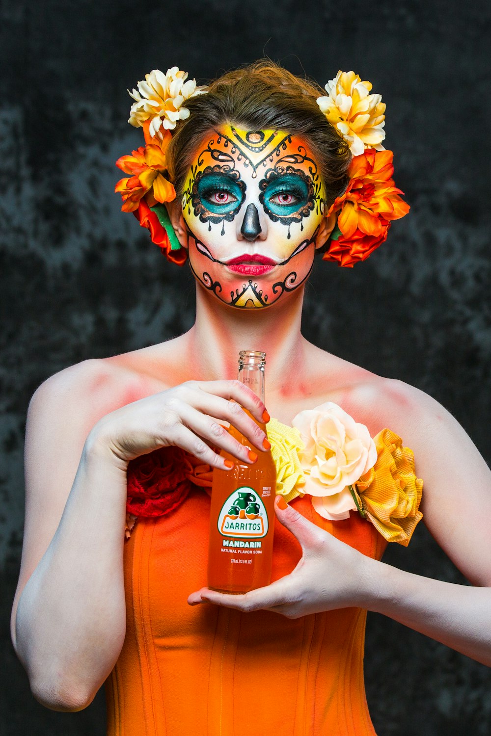 Mujer sosteniendo una botella con etiqueta naranja