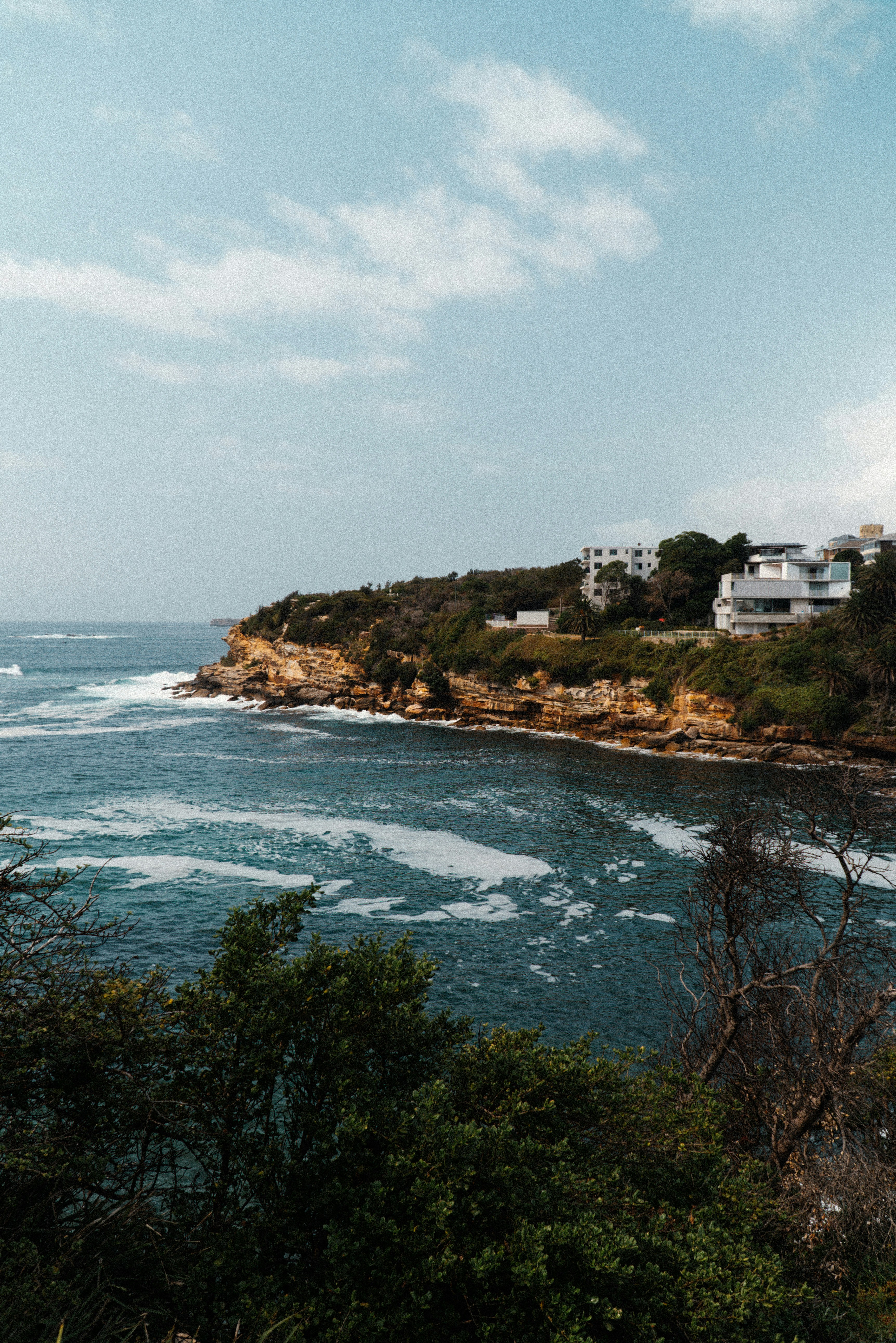 Edificio de hormigón blanco cerca de la masa de agua durante el día