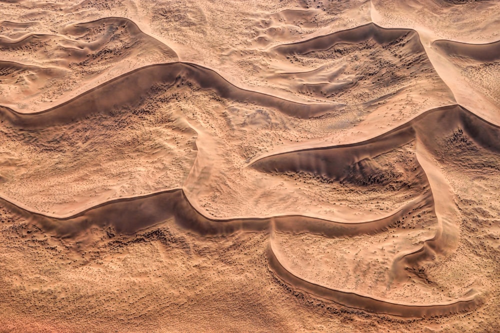 Luftaufnahme des weißen Sandstrandes