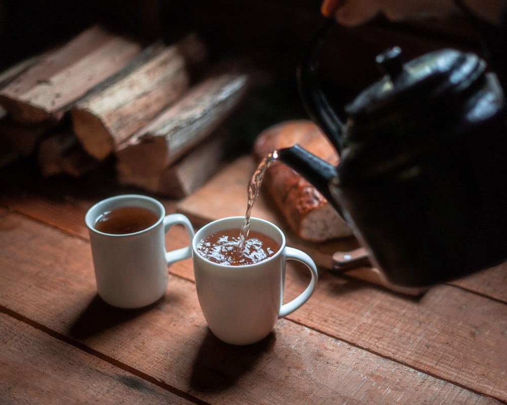 Caneca de cerâmica branca com café