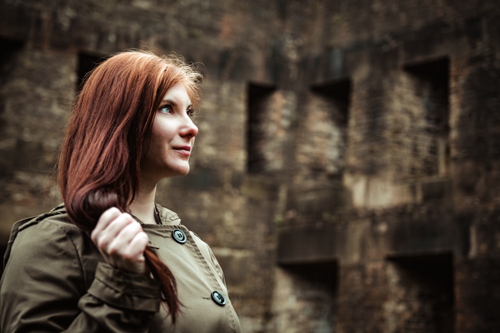 femme en veste en cuir marron