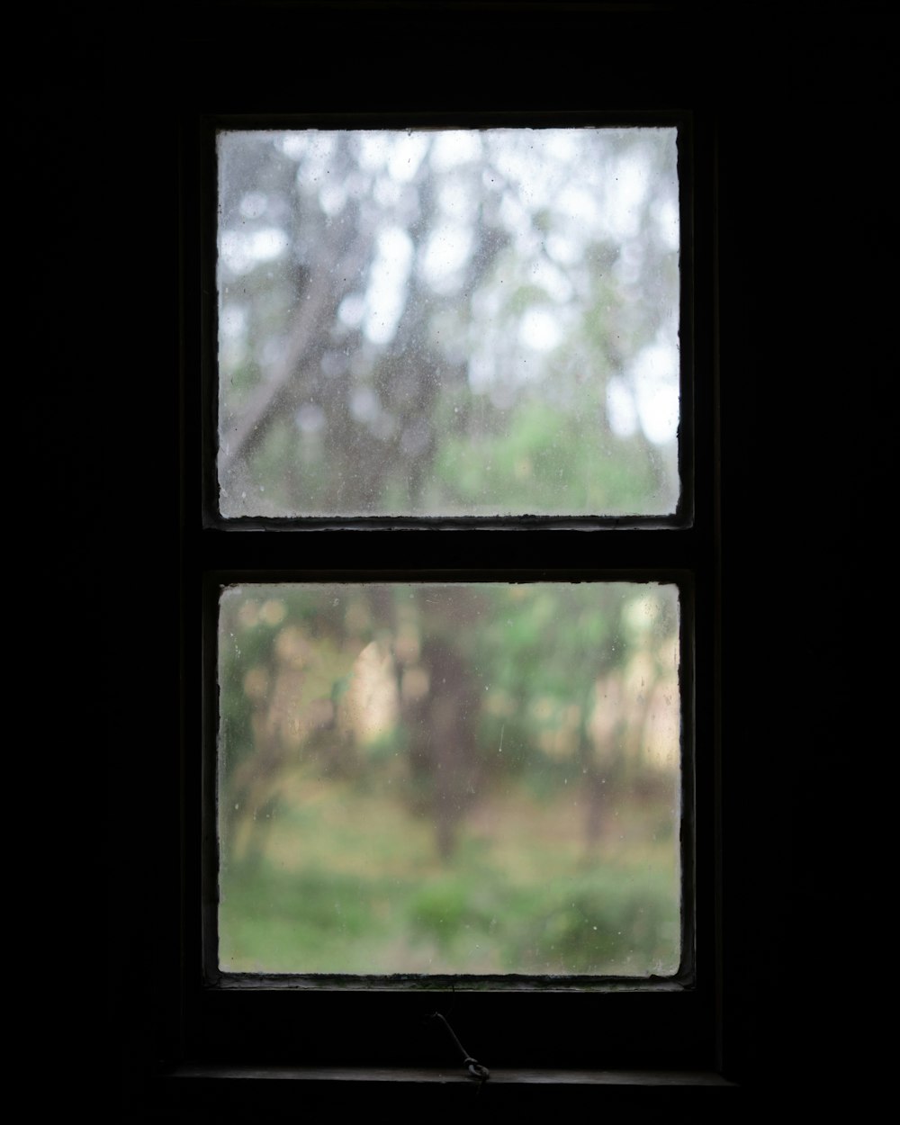 Fenêtre en verre à cadre en bois noir