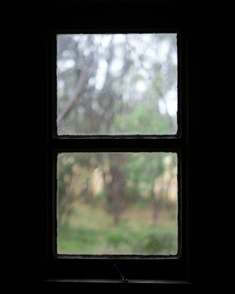 finestra in vetro con cornice in legno nero