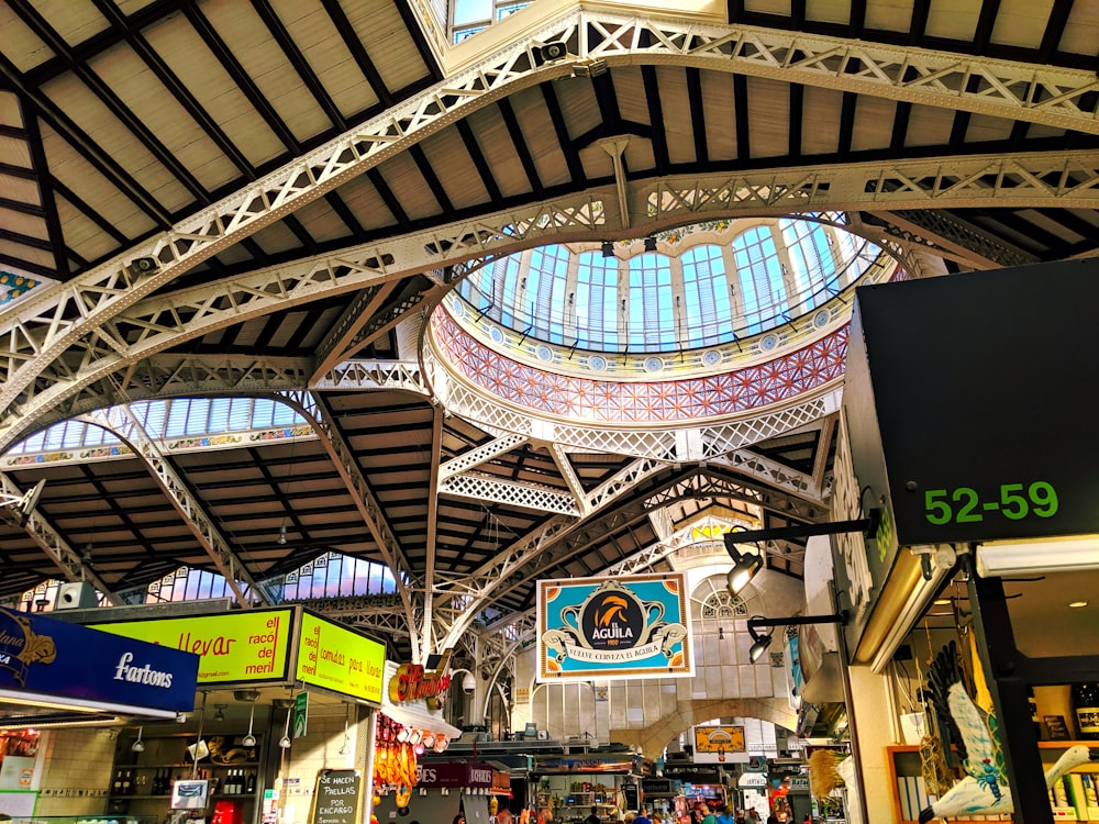 Señalización azul y blanca de la tienda