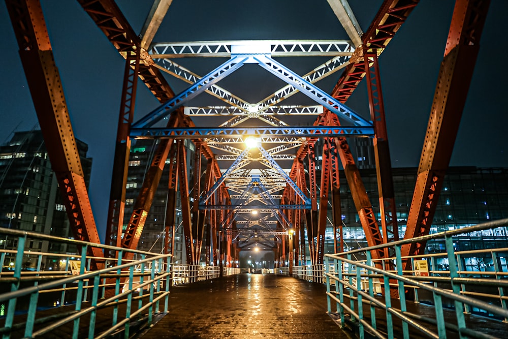 ponte de metal vermelho durante a noite