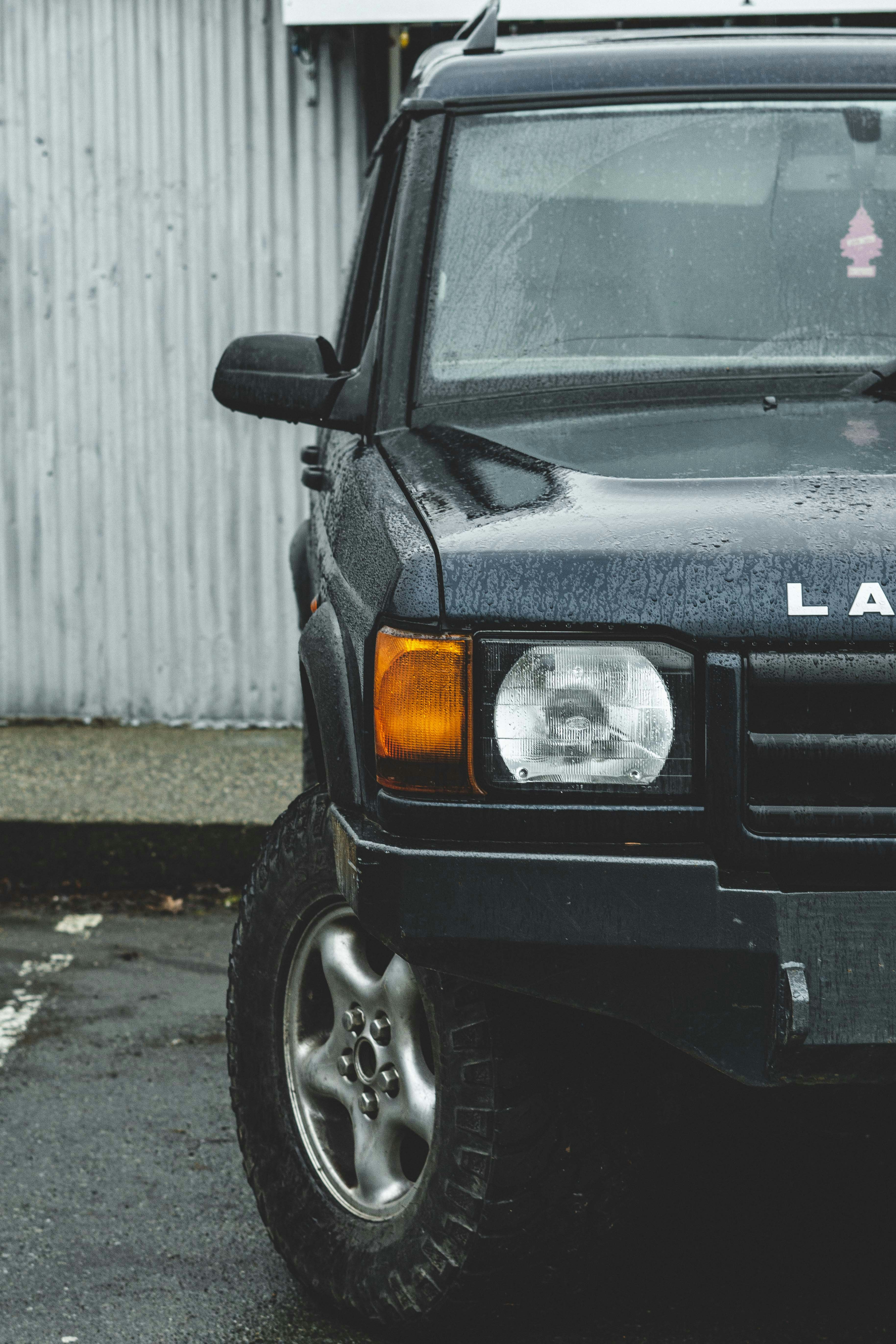 carro preto na estrada de asfalto cinza durante o dia
