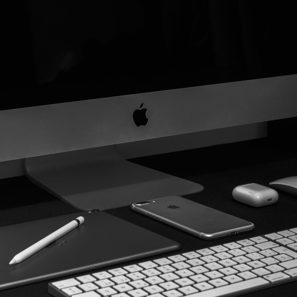 Silver iMac Apple 키보드 및 Magic Mouse 탑재
