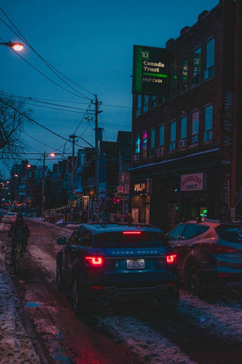 Schwarzes Auto nachts auf der Straße
