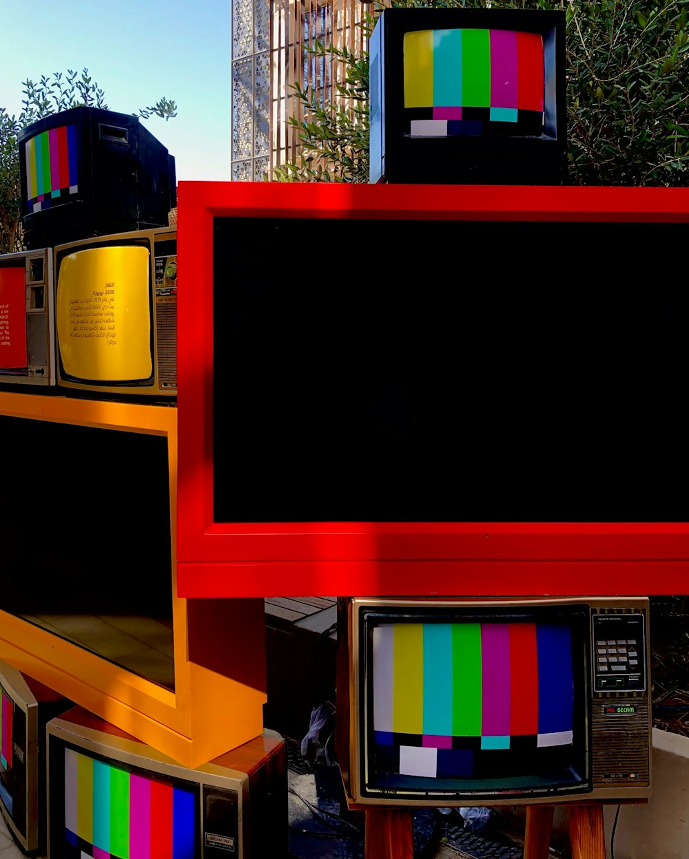 TV écran plat noir sur huche TV en bois marron