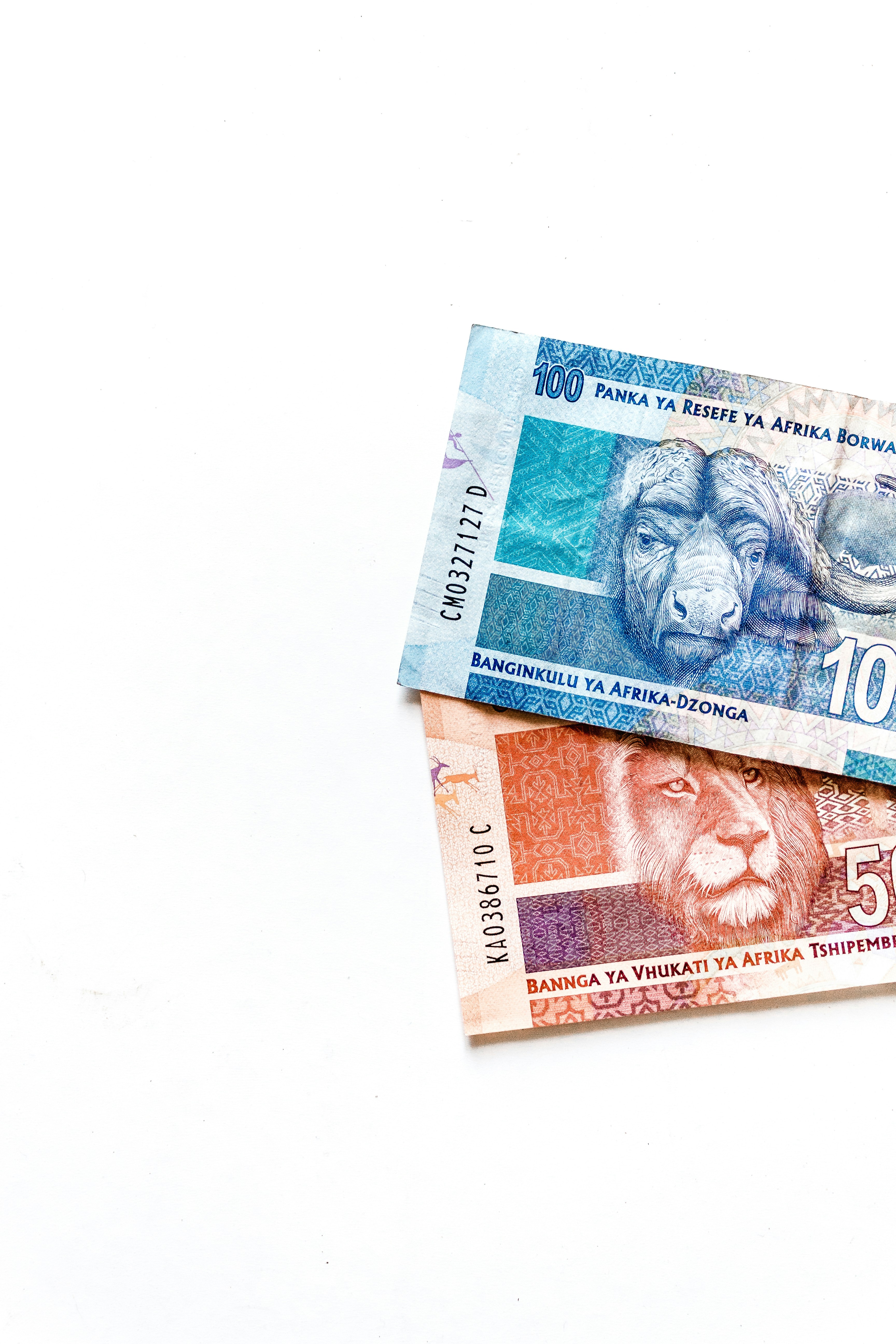 100 Banknote auf schwarzem Textil