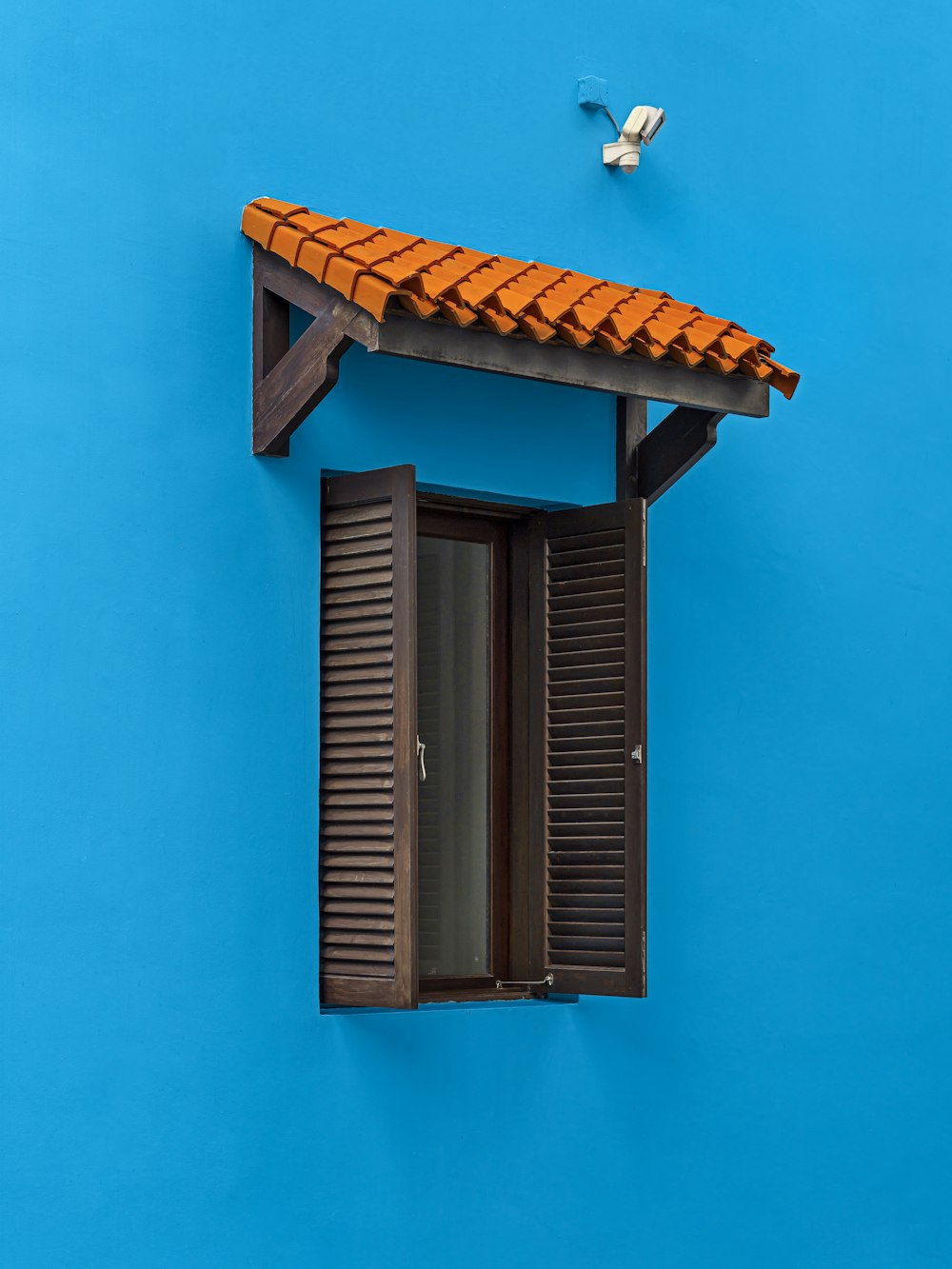 telaio della finestra in legno marrone su parete blu