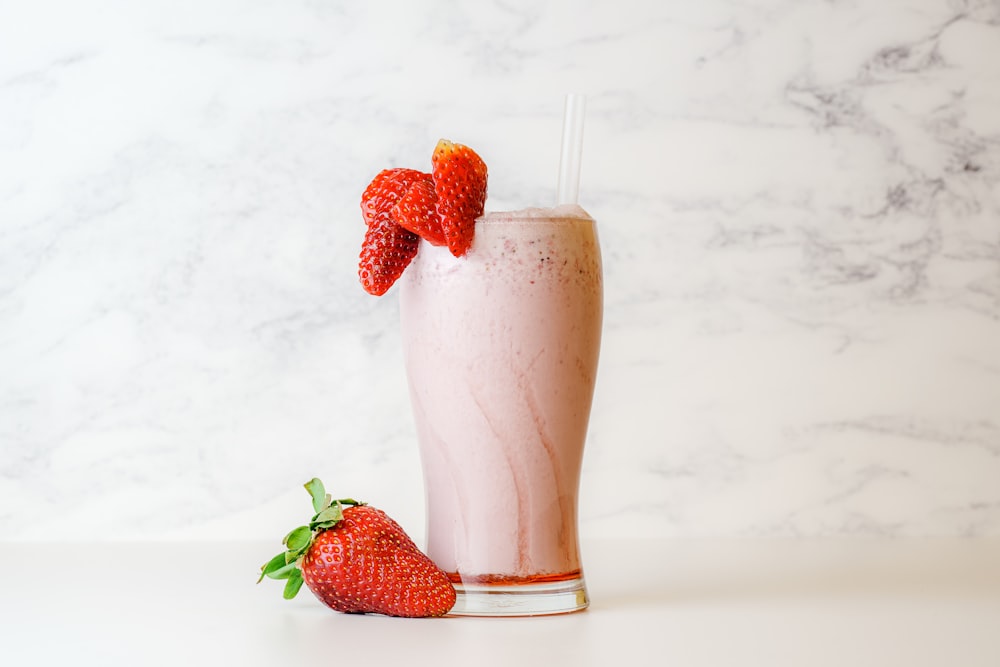 Erdbeer-Shake im klaren Trinkglas