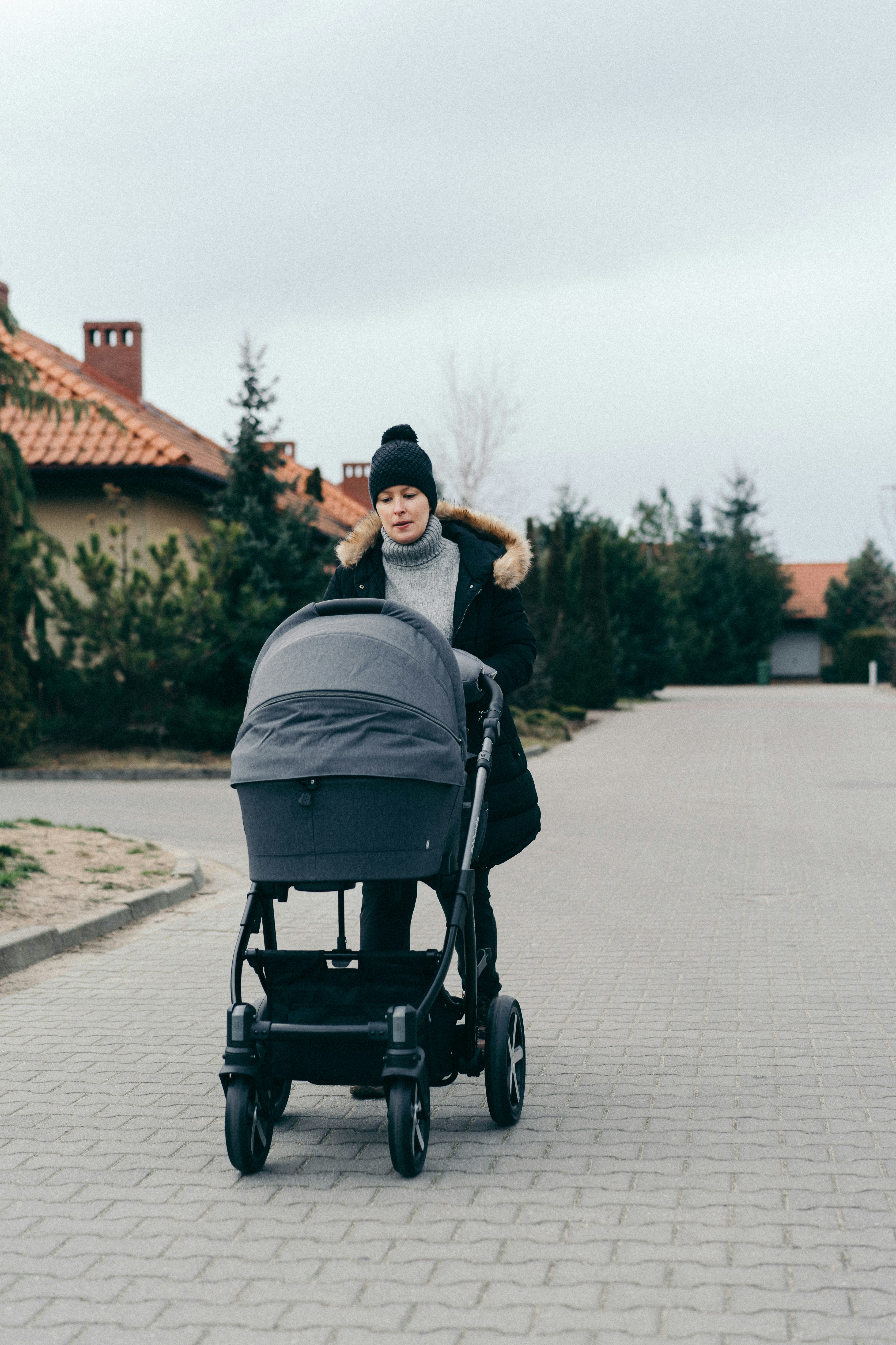 Une femme promenant avec son bébé dans une poussette. | Photo : Unsplash